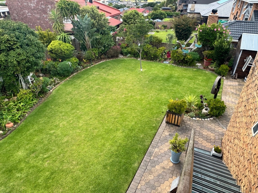 5 Bedroom Property for Sale in Stilbaai Wes Western Cape